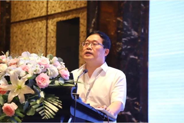 中國有色金屬工業(yè)協(xié)會鈦鋯鉿分會副會長兼秘書長安仲生作報告中國有色